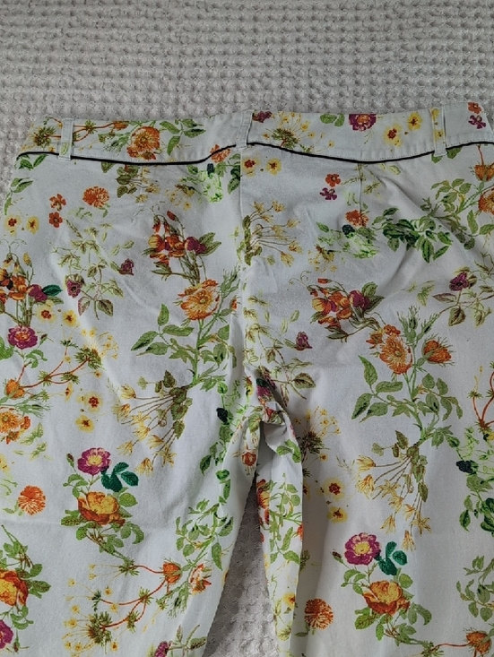 Disney Alice Floral Print White Crop Pants with Green and Orange Accents - Picture 8 of 9